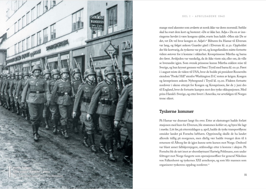 Oppslag fra boken: tyske soldater marsjerer gjennom Hamar i aprildagene 1940